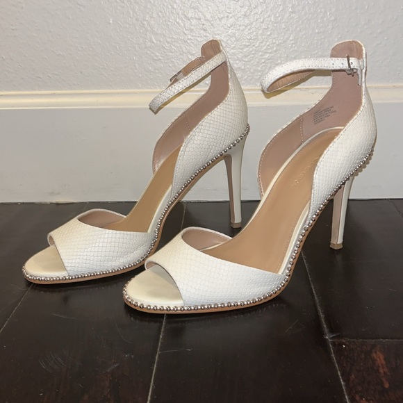 BCBG white Jessika dress sandals - Size 10 - Picture 2 of 8